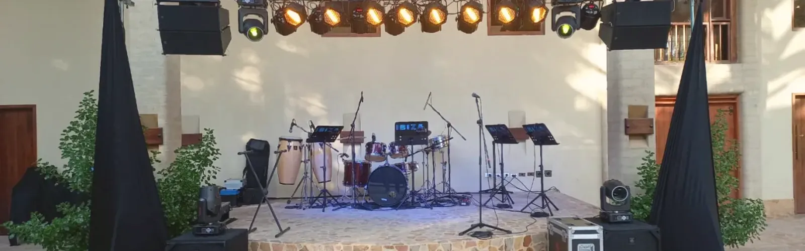 Tarima con instrumentos, sonido e iluminación cálida montada para una celebración navideña en Bogotá