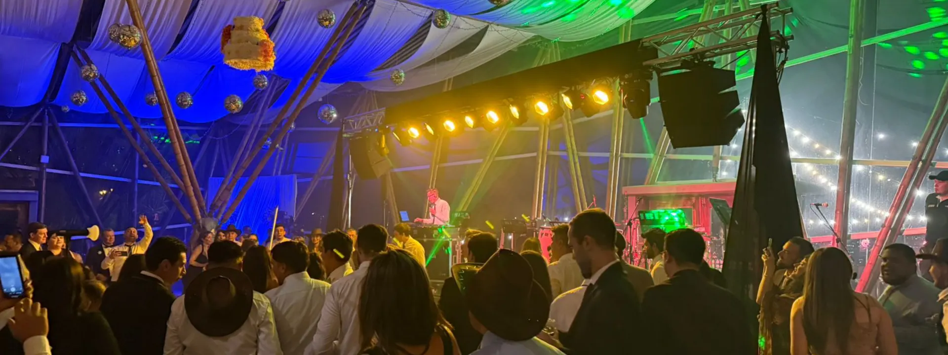 Montaje de producción Aural con sonido, iluminación y pantalla LED en un evento en Bogotá