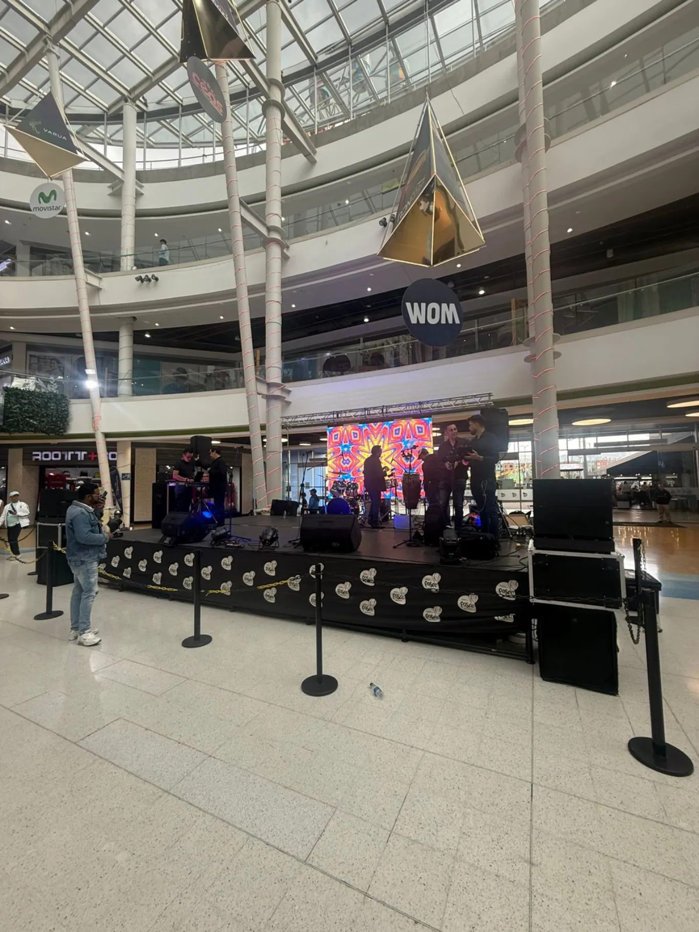 Activación de marca con tarima, pantalla LED y banda en vivo en un centro comercial de Bogotá