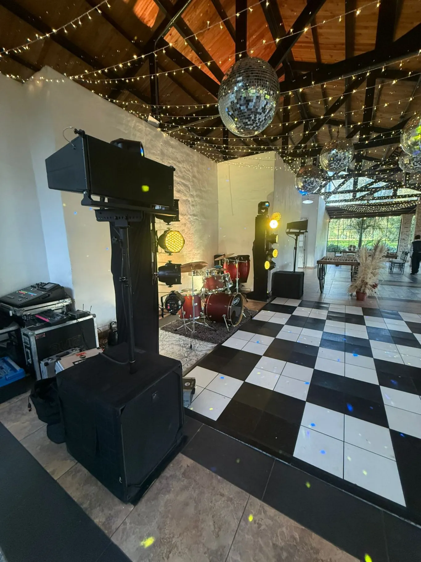 Alquiler de sonido e iluminación con pista de baile para boda en hacienda campestre en Bogotá