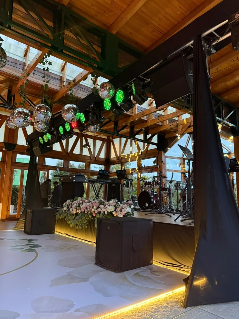 Montaje de boda campestre con iluminación, truss y esferas disco en Bogotá