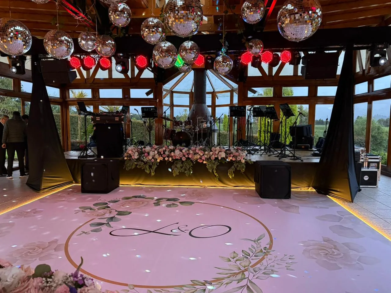 Boda campestre con pista de baile personalizada e iluminación en Bogotá