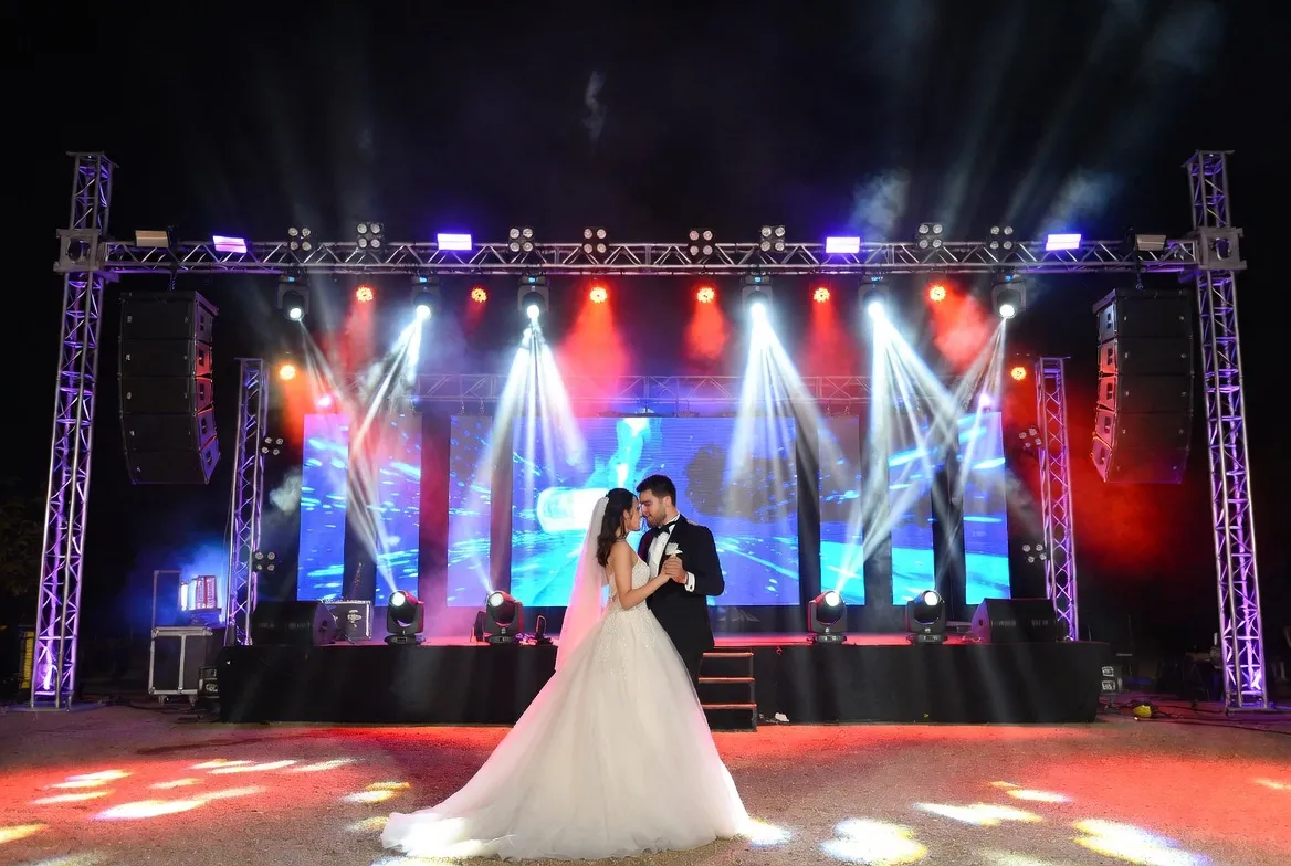 Boda al aire libre con escenario, pantallas LED y sistema de sonido line array en Bogotá