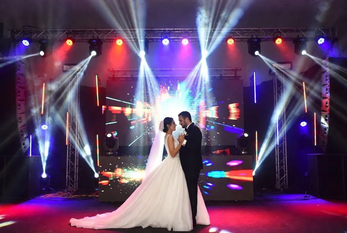 Boda con escenario, pantalla LED y torres de luz en Bogotá