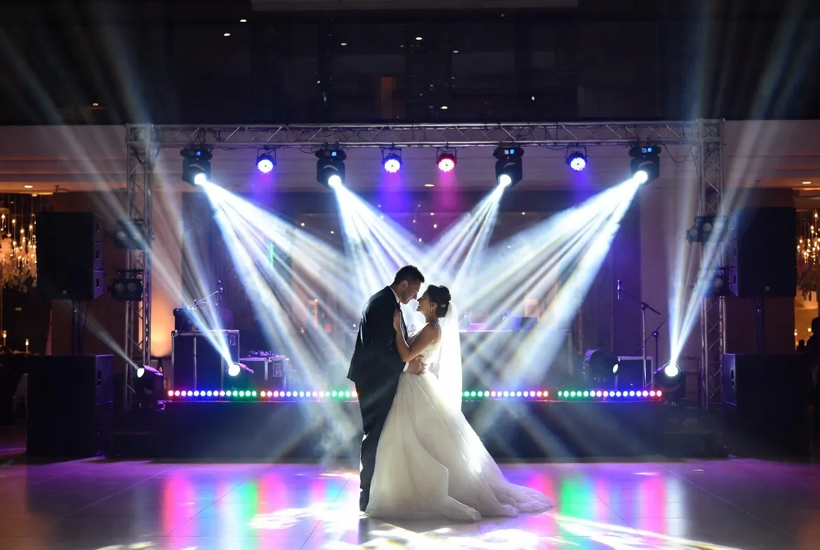 Boda con iluminación escénica, spotlights y pista de baile LED en Bogotá