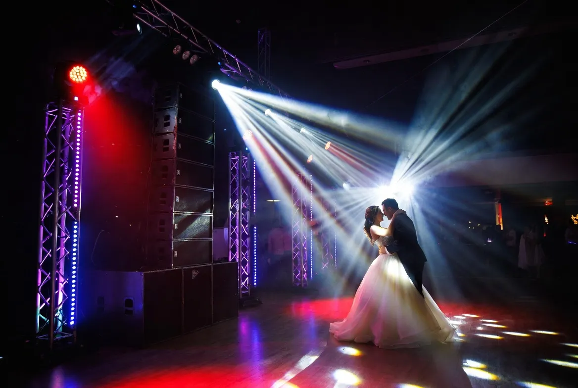 Boda con sistema line array, torres de iluminación y escenario en Bogotá