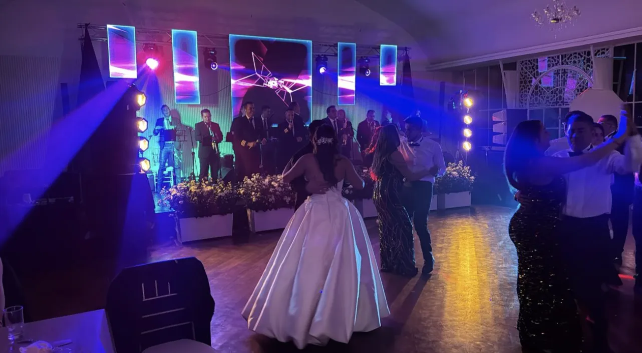 Boda con orquesta en vivo, pantallas LED y pista de baile llena en Bogotá