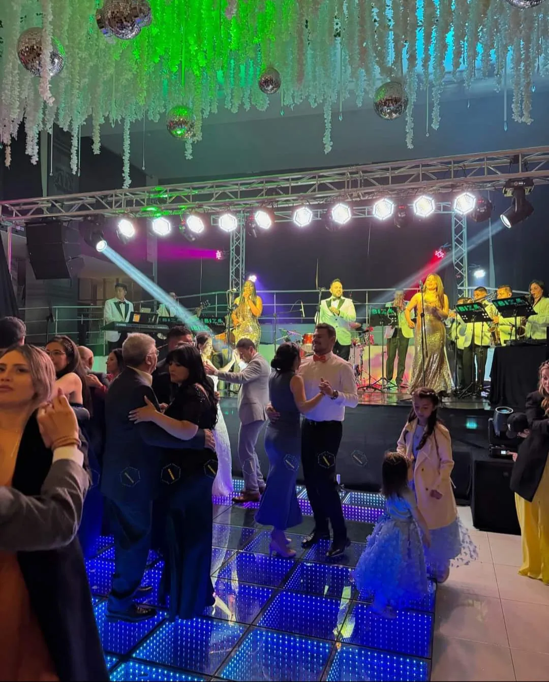 Boda con orquesta en vivo, pista de baile LED y esferas disco en Bogotá