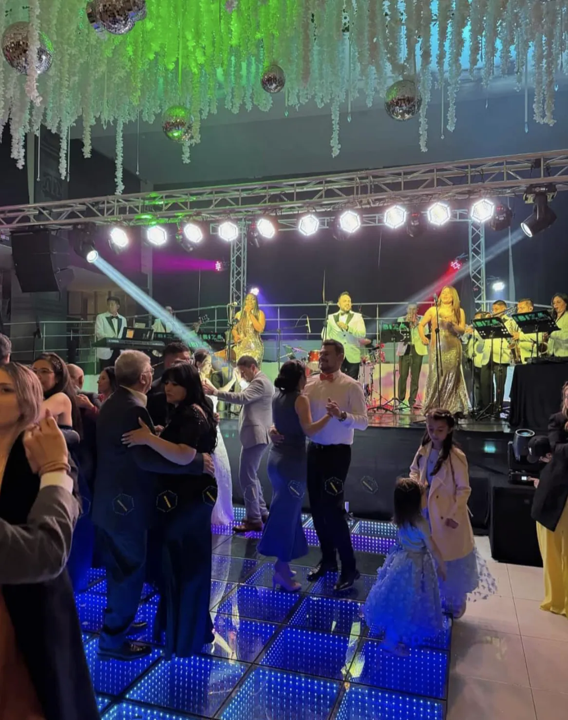 Boda con orquesta en vivo y pista de baile LED iluminada en Bogotá
