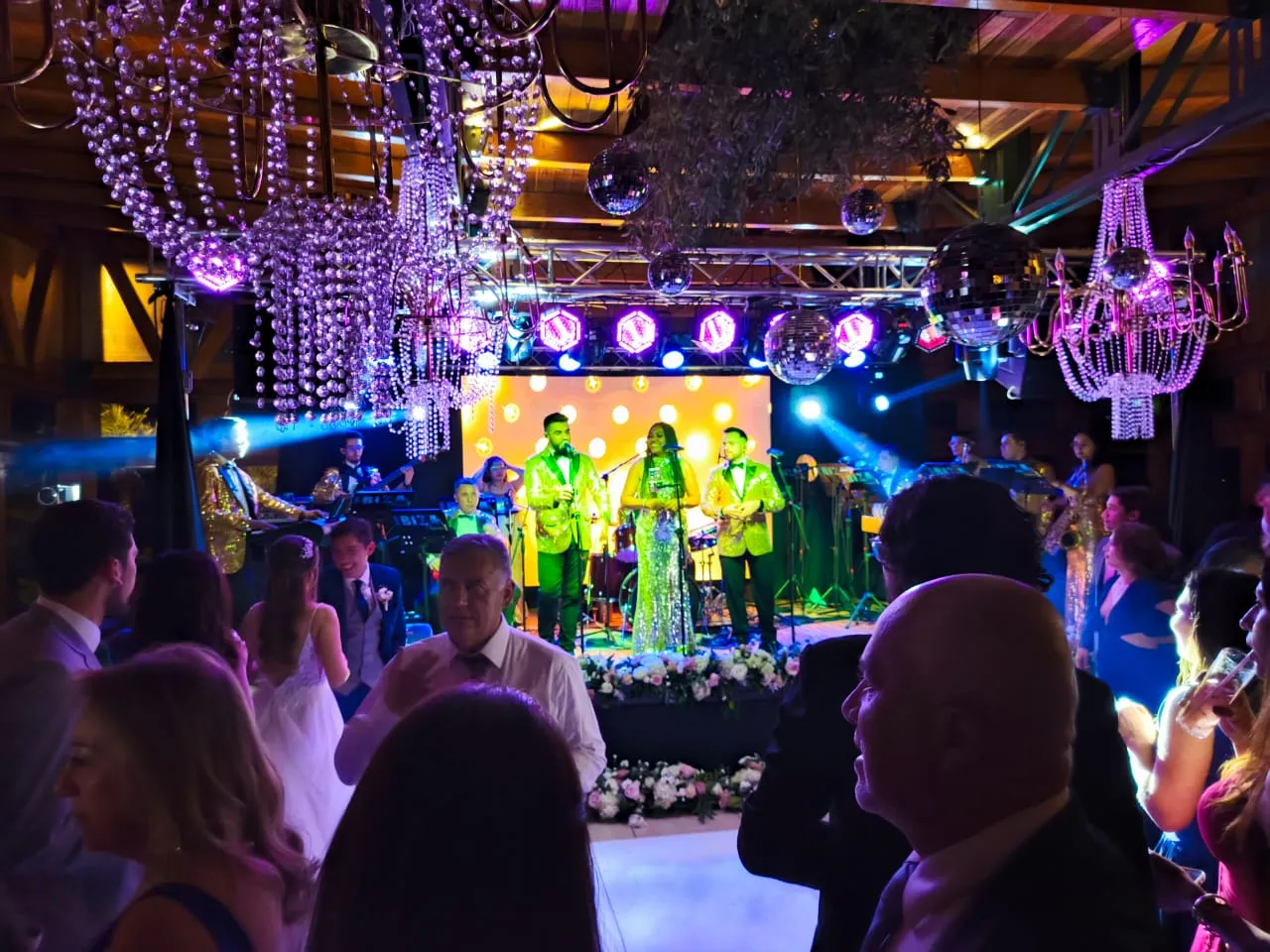 Boda con orquesta en vivo e iluminación de ambiente en Bogotá