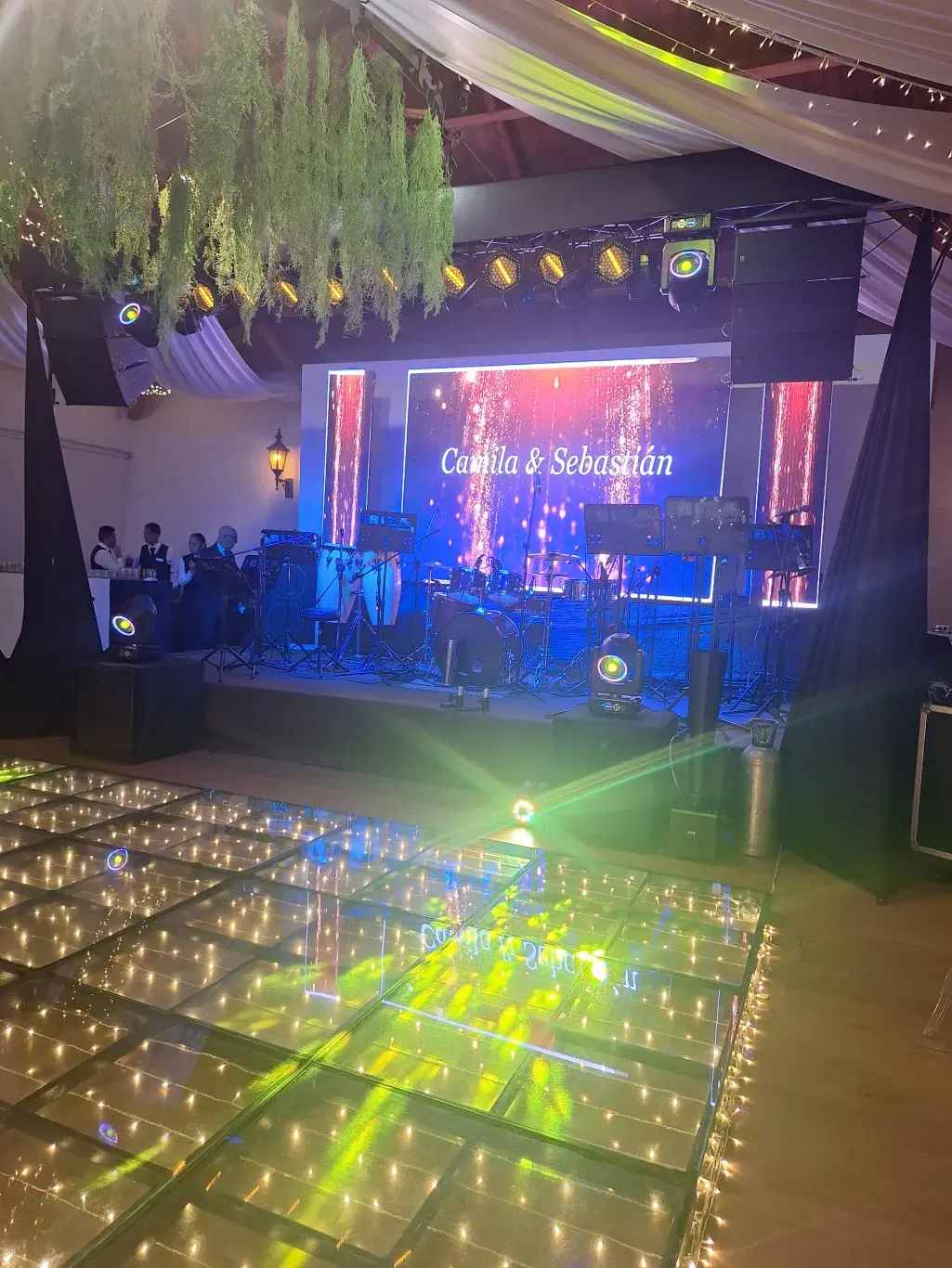 Pantalla LED, cortina de luces e iluminación para la boda de Camila y Sebastián en Bogotá