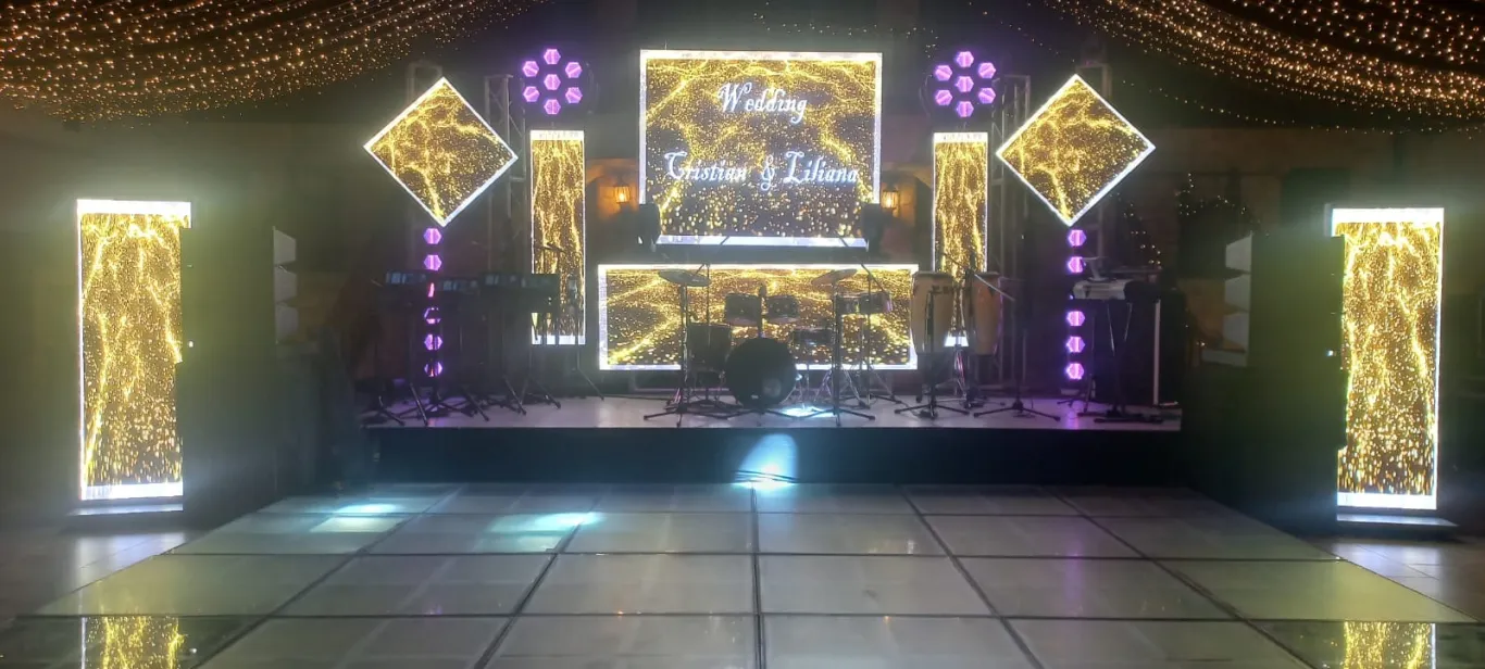 Pantallas LED doradas y montaje para la boda de Cristian y Liliana en Bogotá