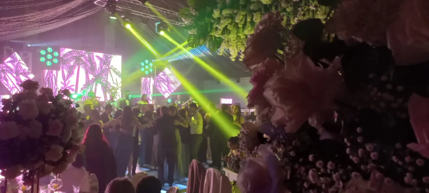Boda con pantallas LED, iluminación láser y decoración floral en Bogotá