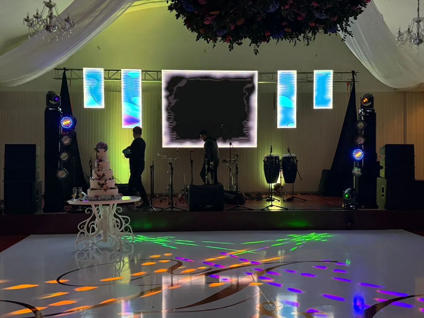 Boda con pantallas LED, pastel de novios y pista iluminada con gobos en Bogotá