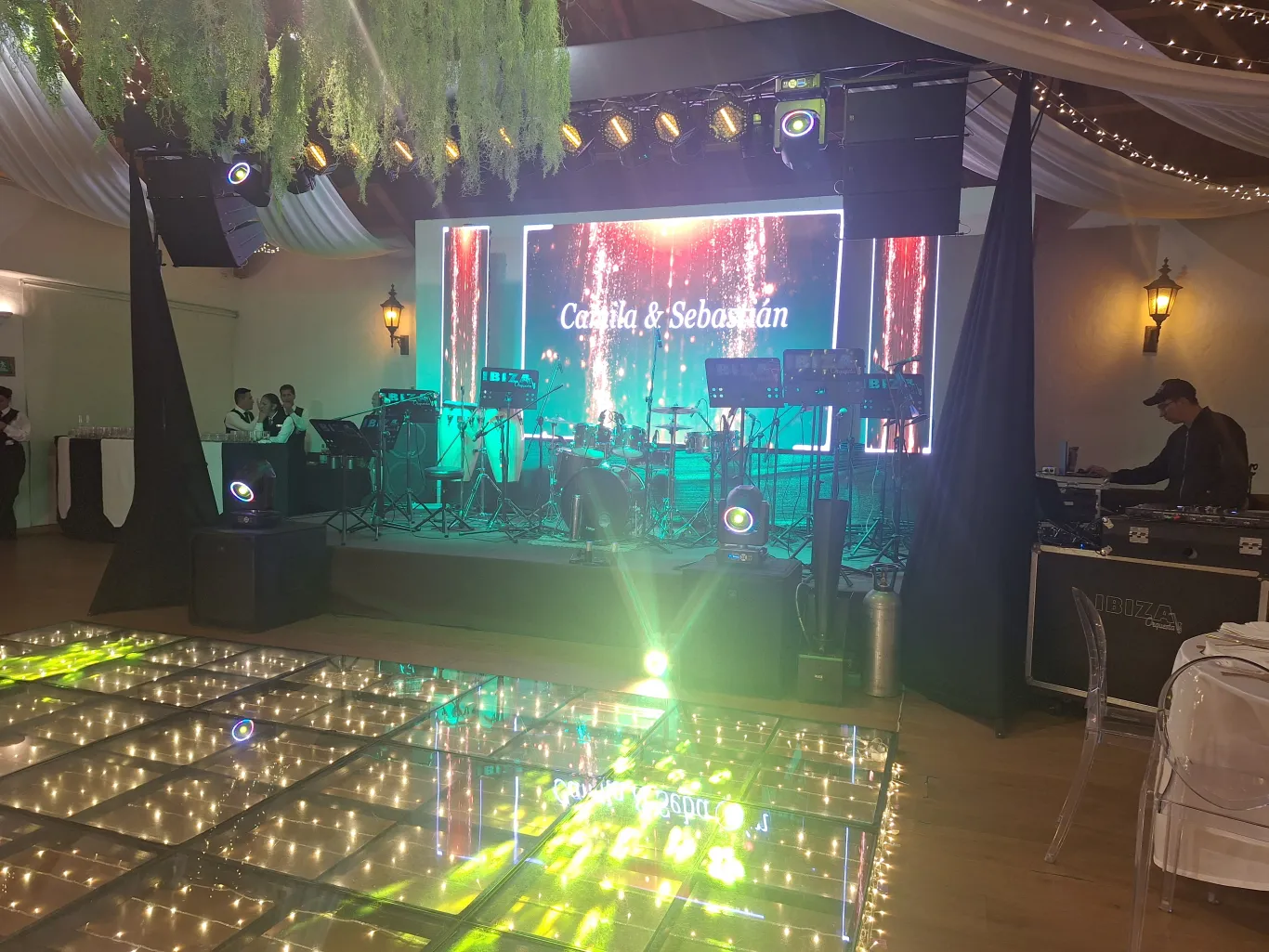 Pista de baile LED y pantalla con sonido e iluminación para la boda de Camila y Sebastián en Bogotá
