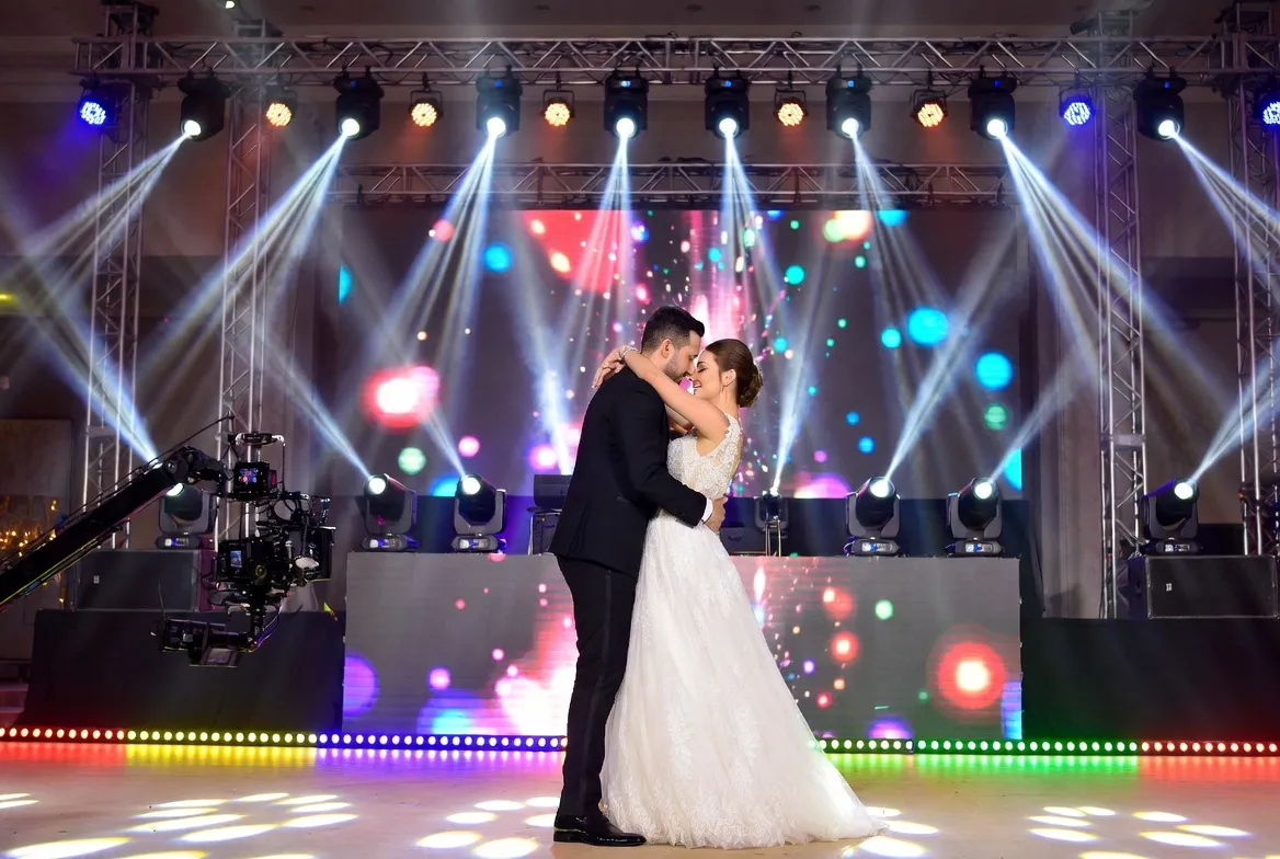 Producción audiovisual del primer baile de una boda con pantalla LED y cámara de cine en Bogotá