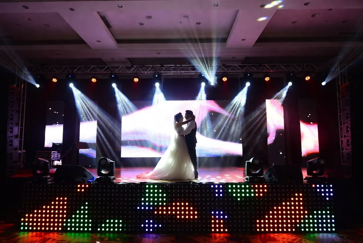 Primer baile de boda con show de luces, pantallas LED y pista LED en Bogotá