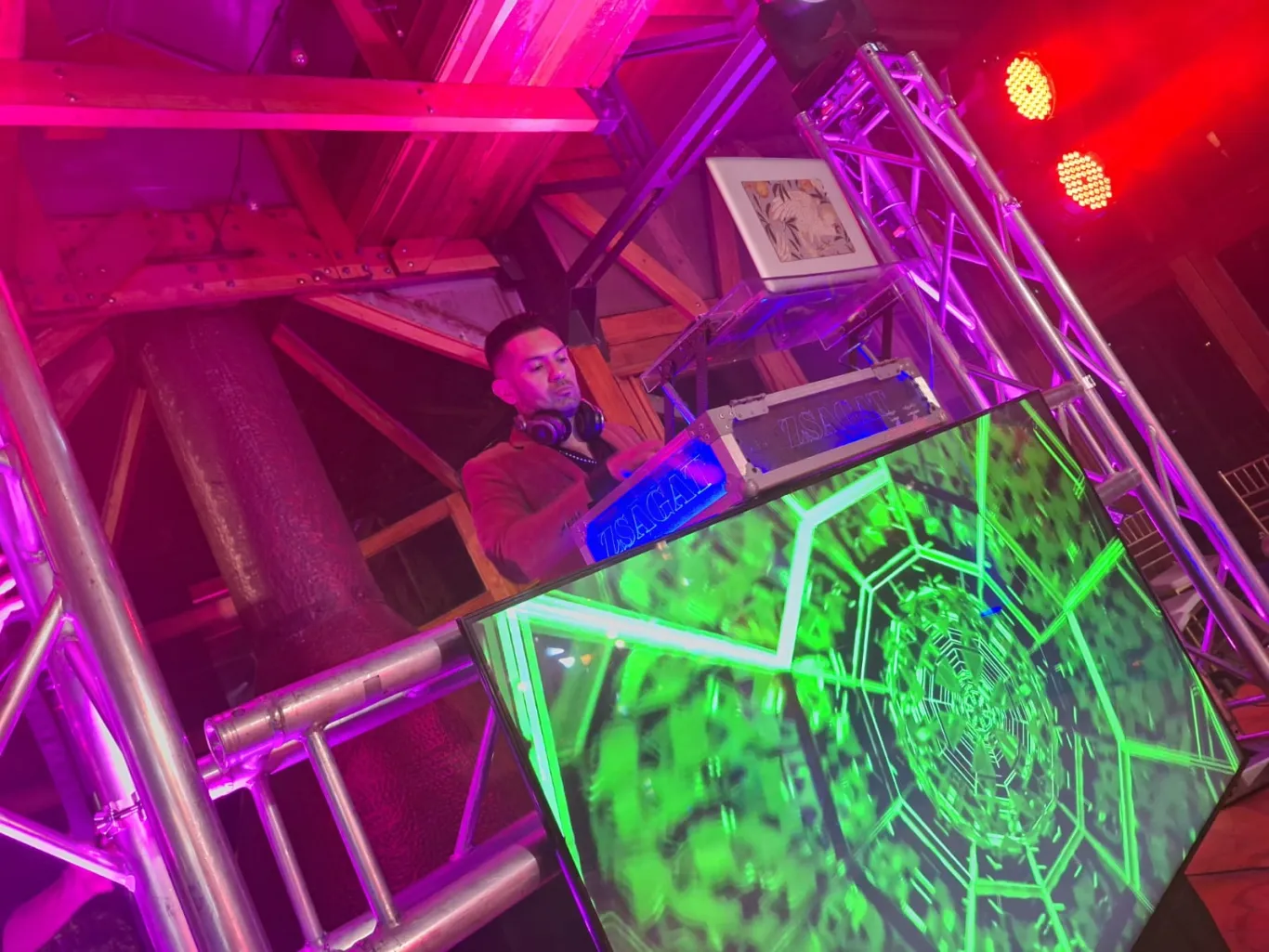 Cabina de DJ con pantalla LED y truss de iluminación para un evento en Bogotá