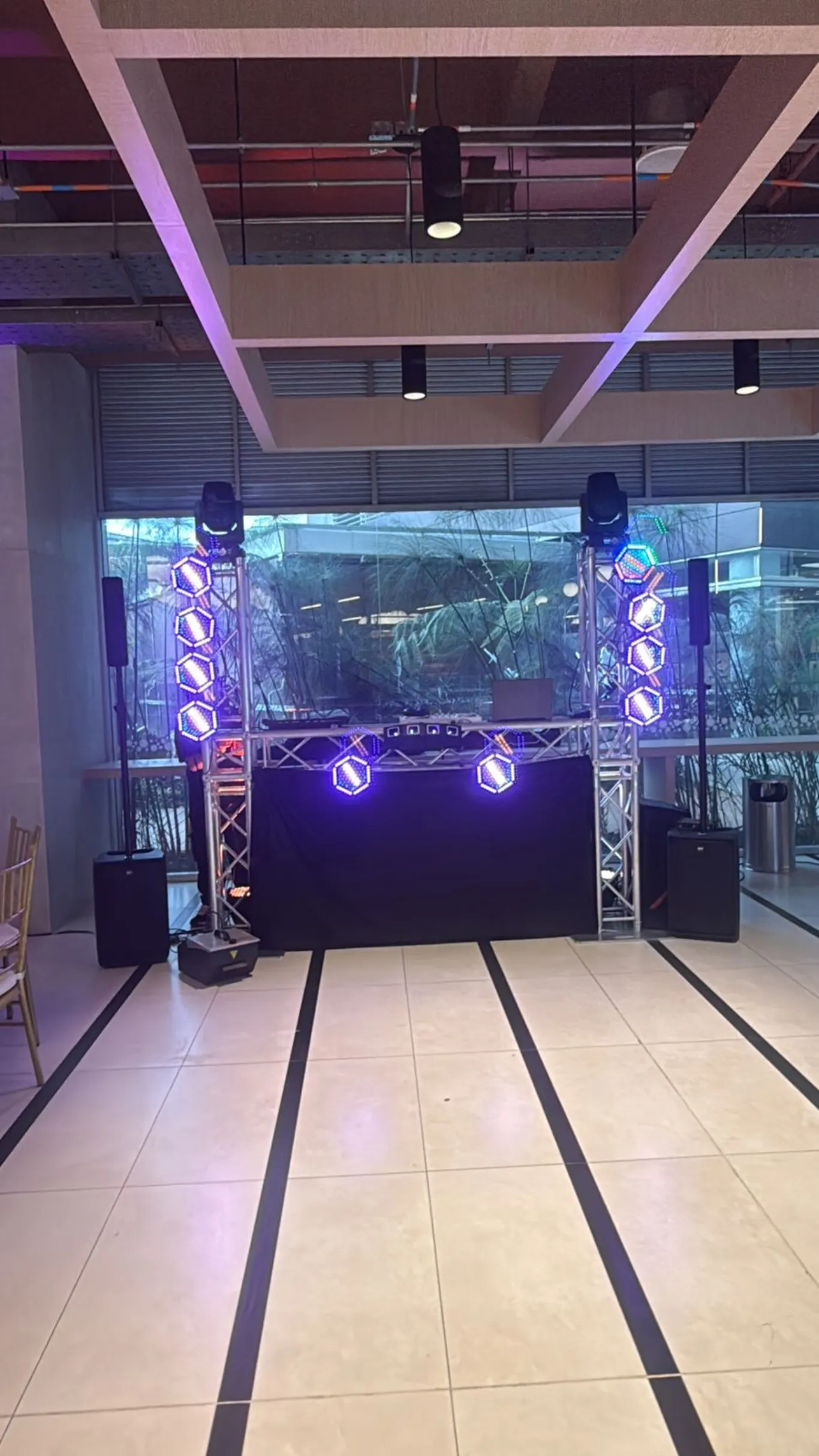 Cabina de DJ con torres de truss e iluminación robótica de cabezas móviles para evento en Bogotá