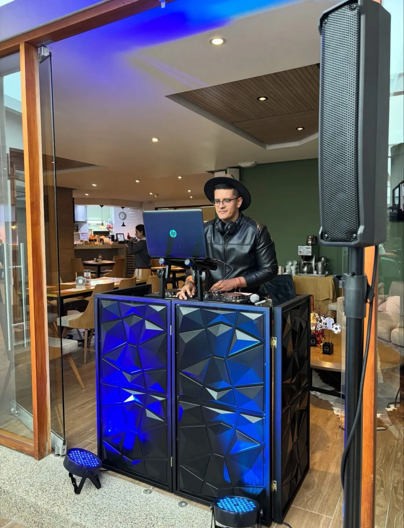 DJ con cabina iluminada para evento social en un lounge en Bogotá