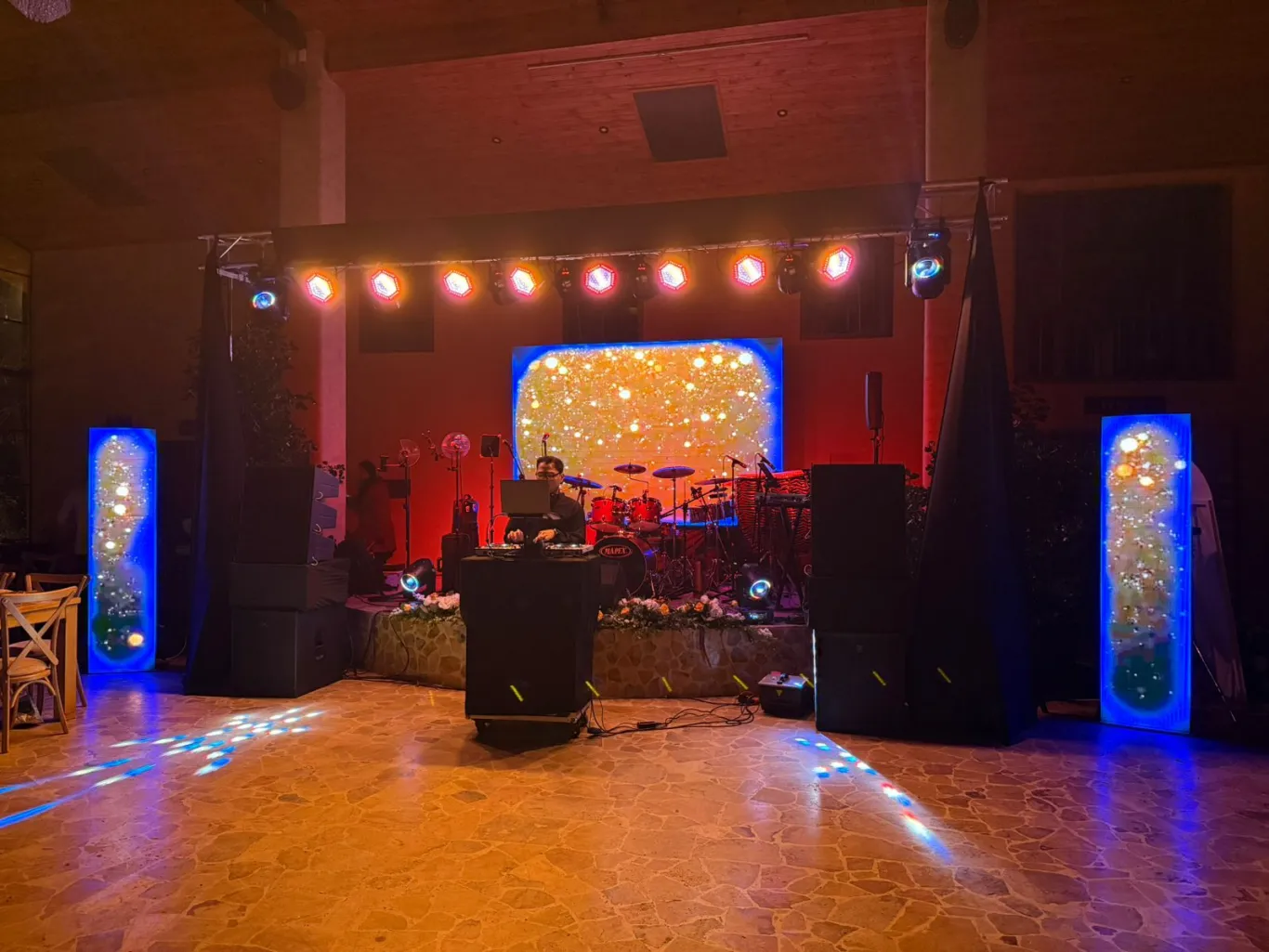 DJ, sonido e iluminación decorativa para boda en salón campestre en Bogotá