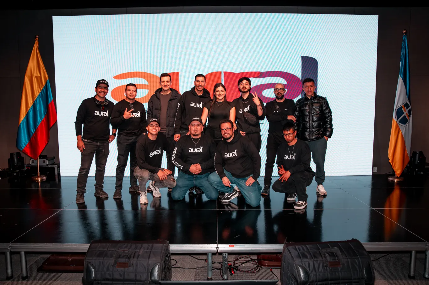 Equipo de producción de Aural Eventos en una tarima con pantalla LED en Bogotá