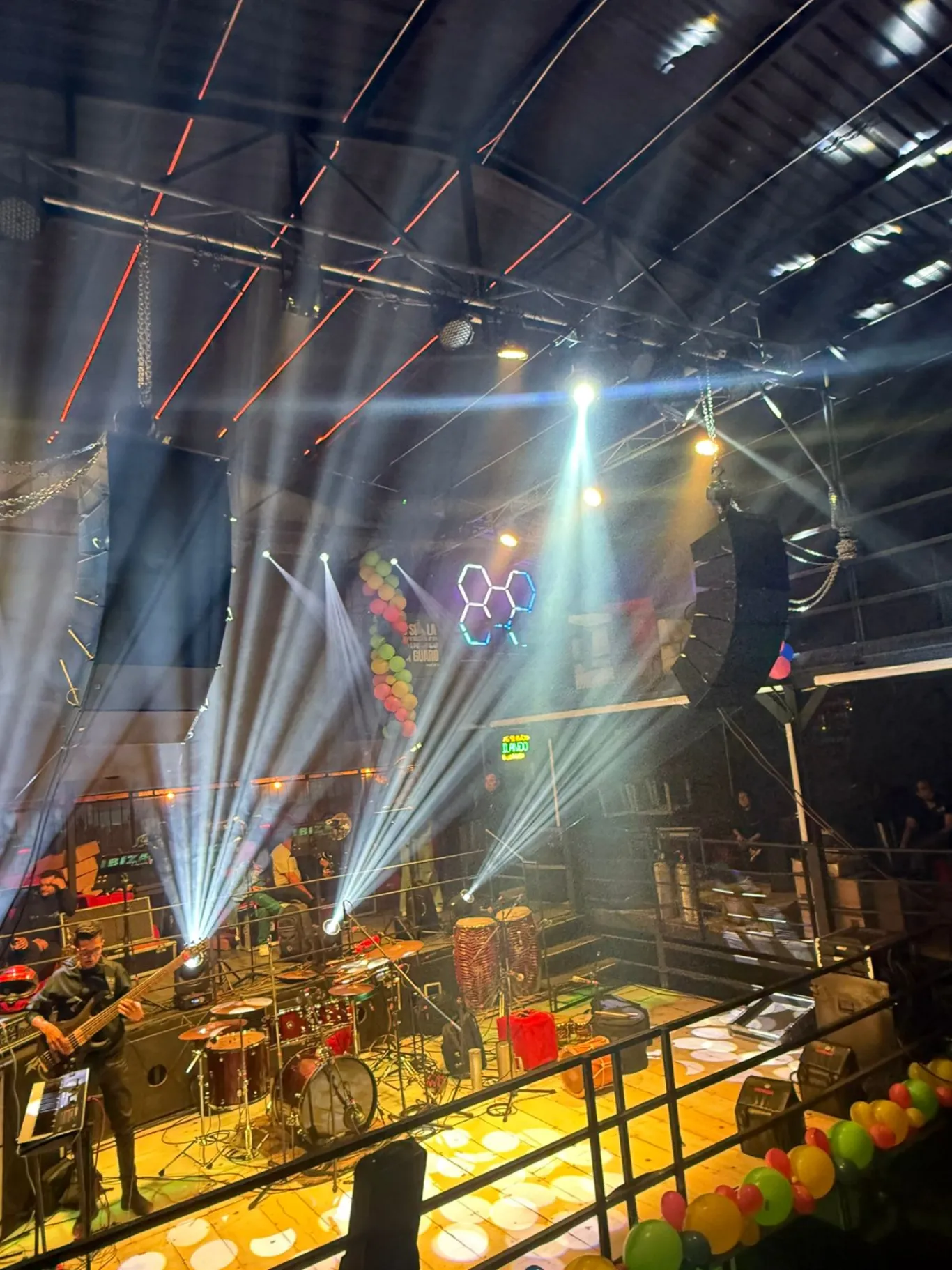 Iluminación robótica de haces de luz para concierto y show en vivo en Bogotá