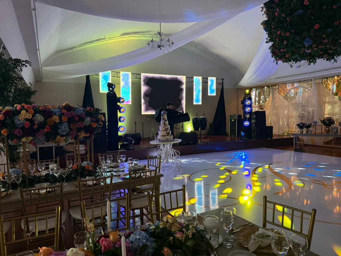 Iluminación y sonido para la recepción de una boda en carpa decorada en Bogotá