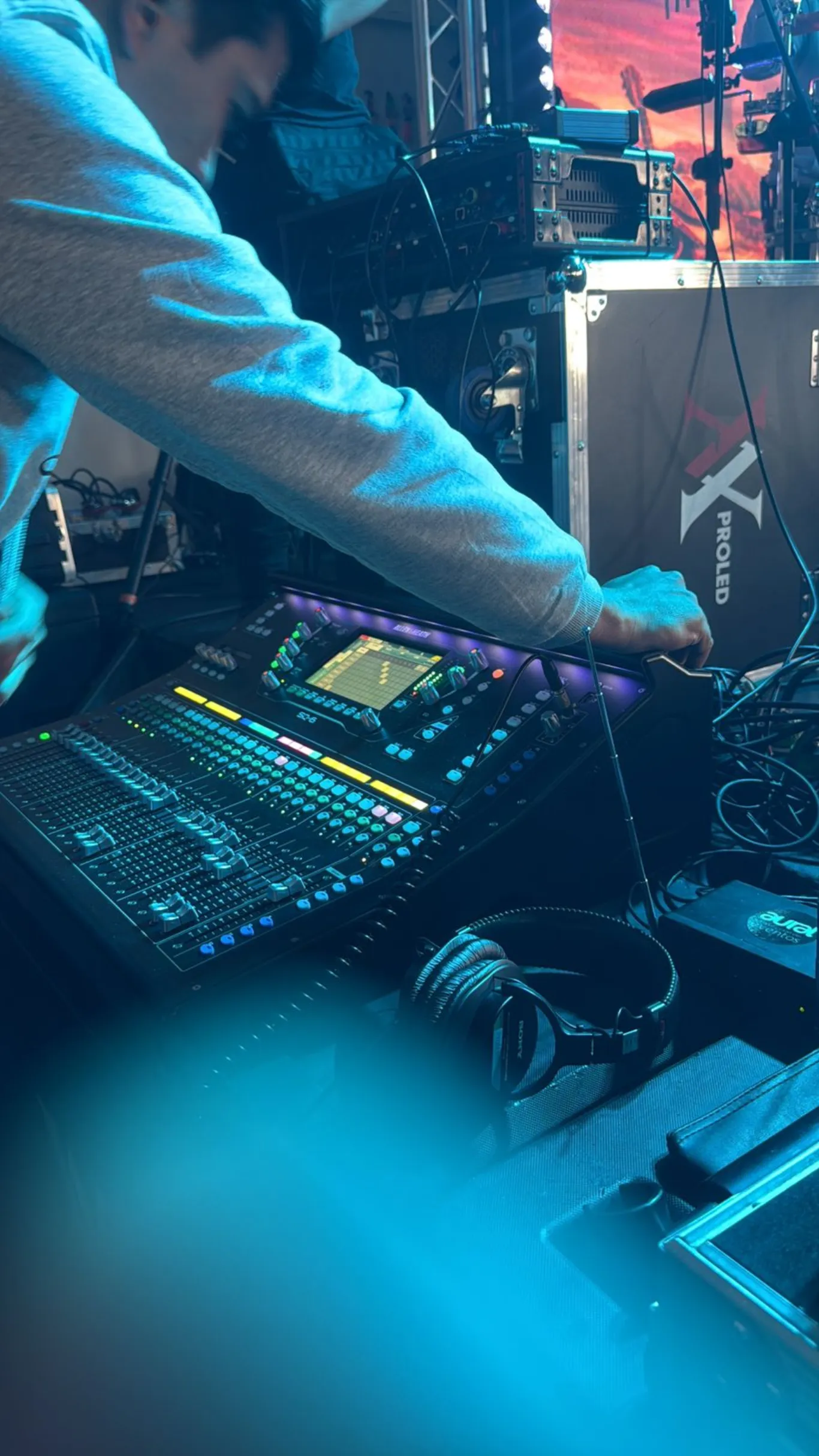 Ingeniero de sonido operando una consola digital en un evento en vivo en Bogotá