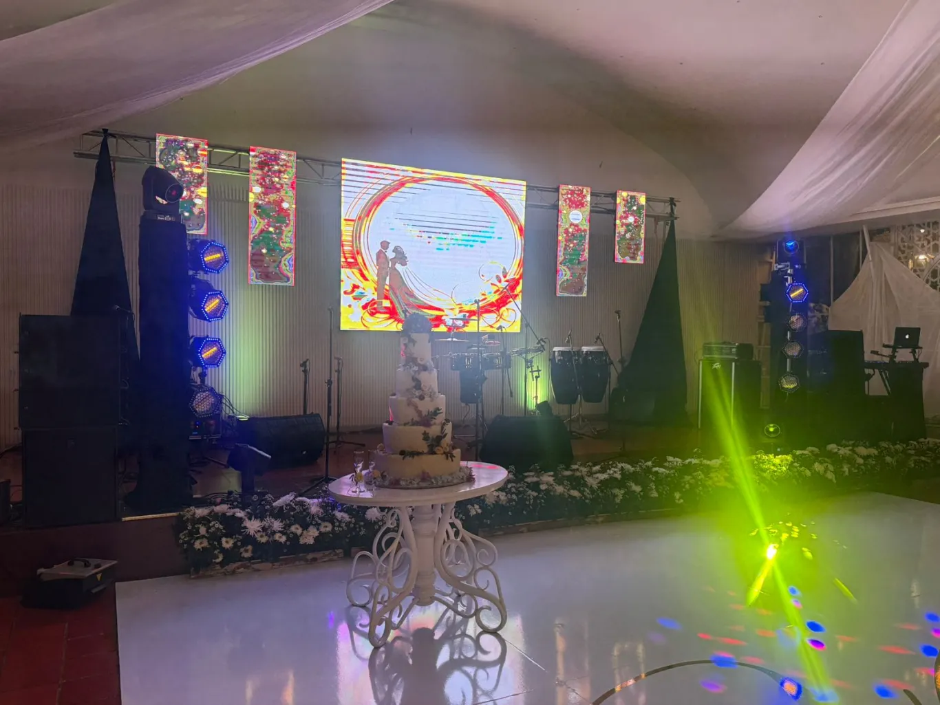 Montaje completo de sonido, pantalla LED e iluminación para matrimonio en carpa en Bogotá