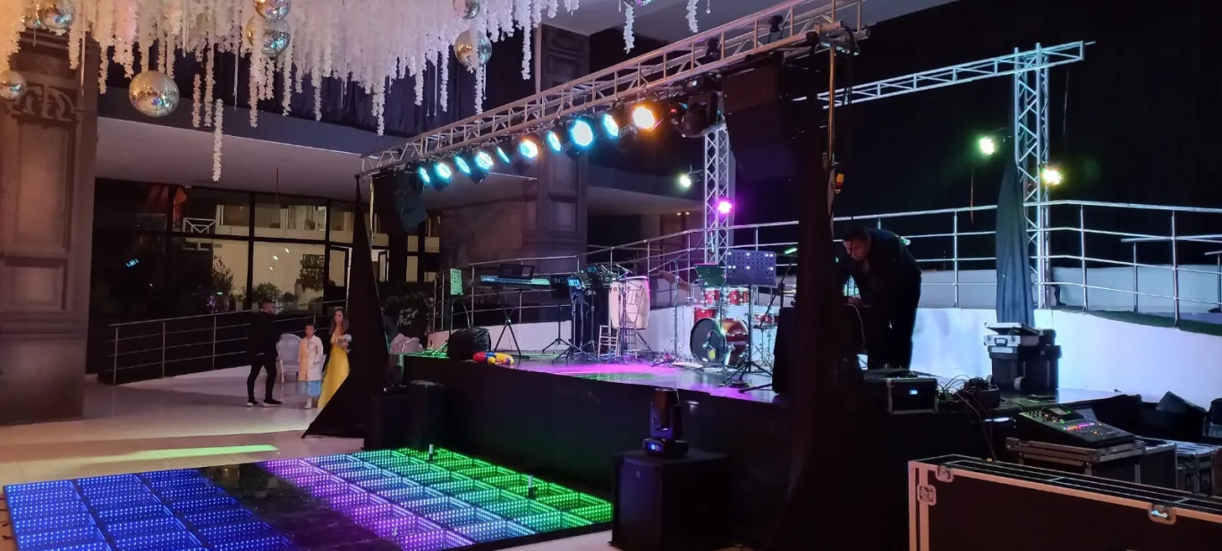 Montaje de iluminación, truss y pista de baile LED para un evento social en Bogotá