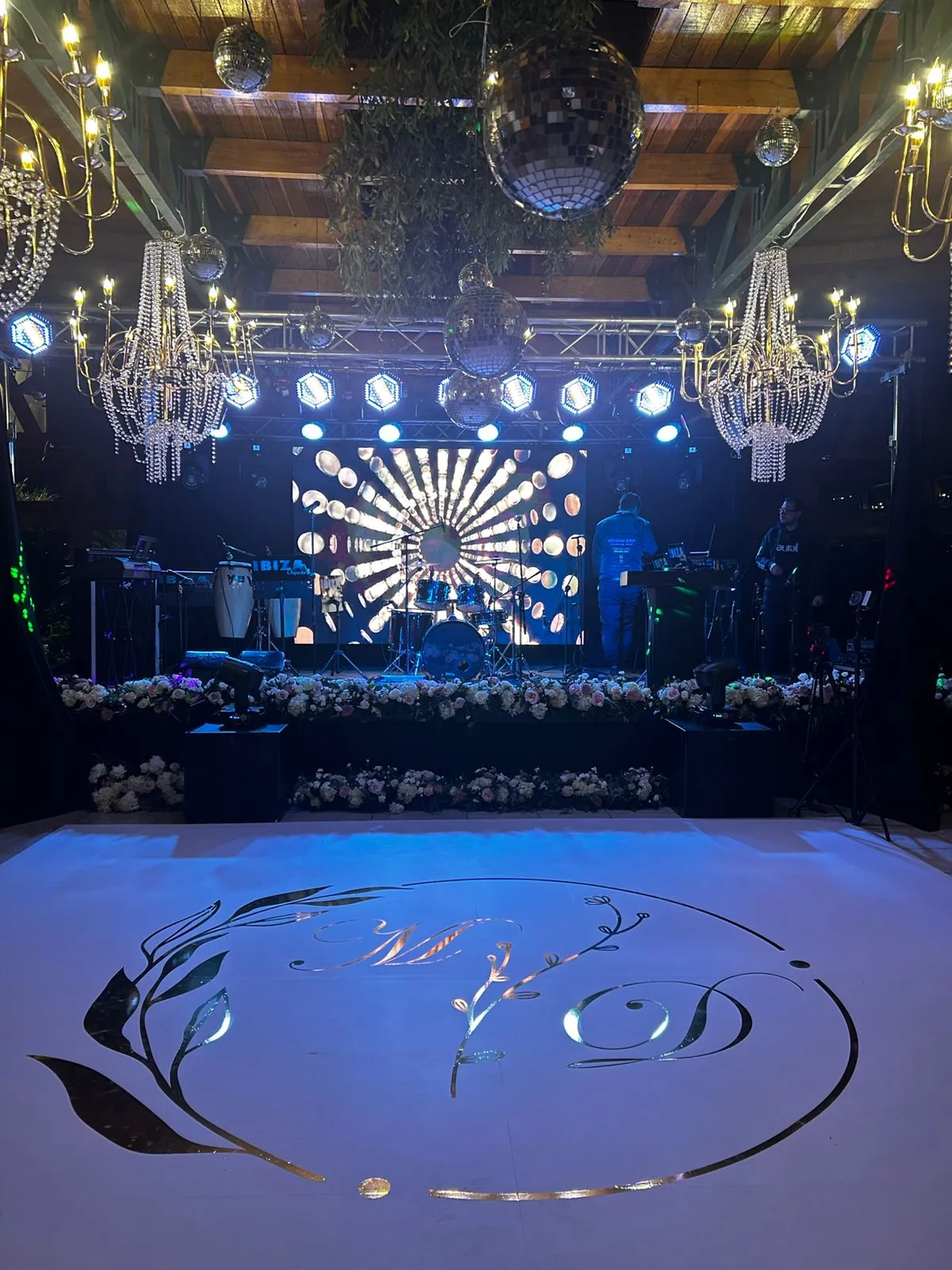 Montaje premium con backdrop de espejos e iluminación para una boda elegante en Bogotá
