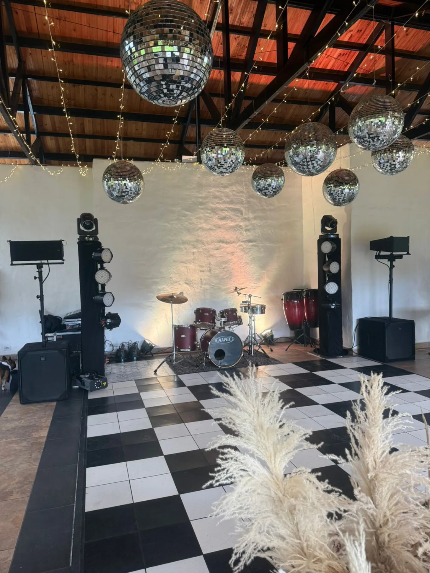 Montaje de sonido, iluminación y pista de baile ajedrez para boda en salón campestre en Bogotá