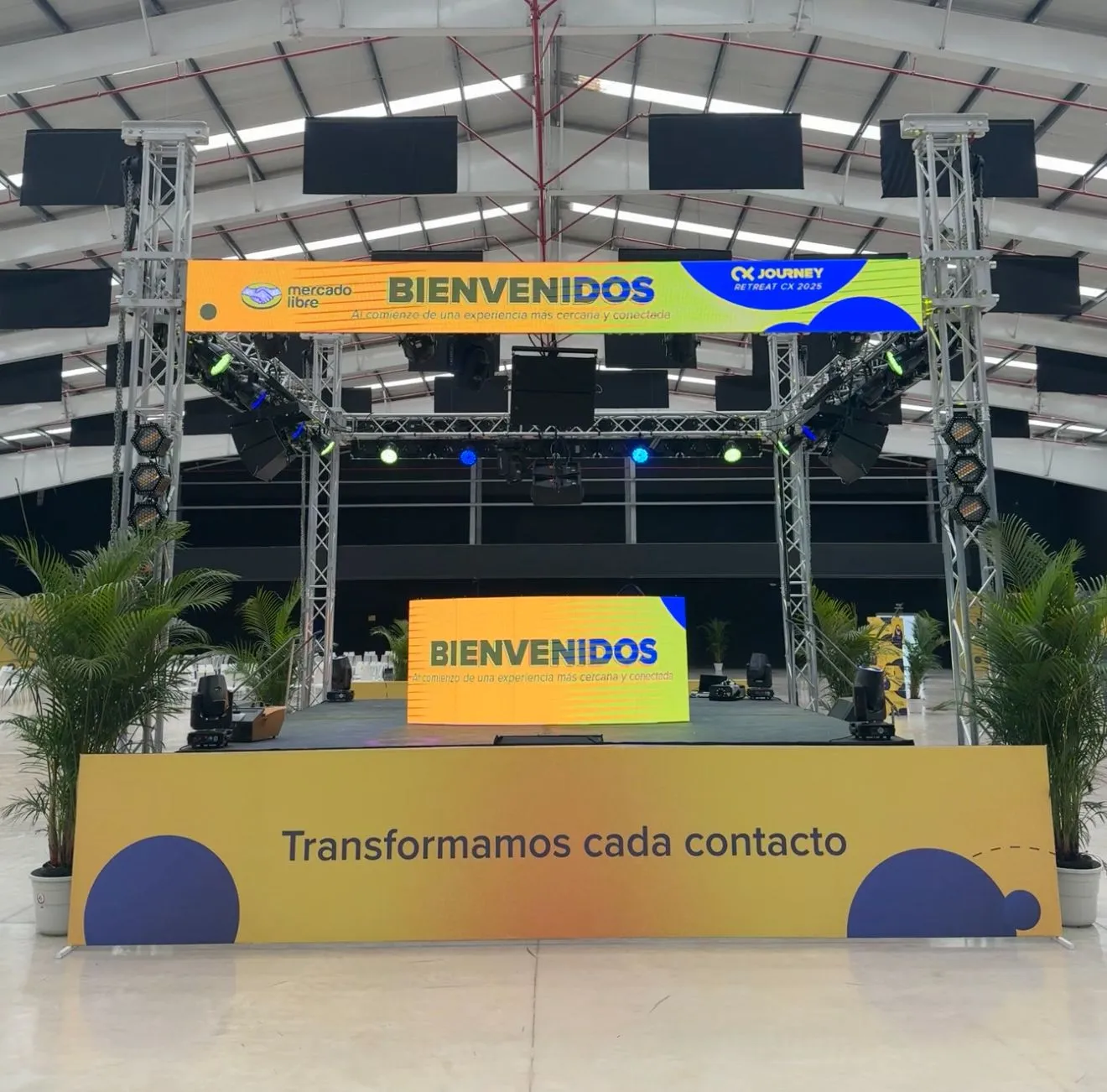 Montaje de tarima y pantallas para el evento corporativo de Mercado Libre en Bogotá