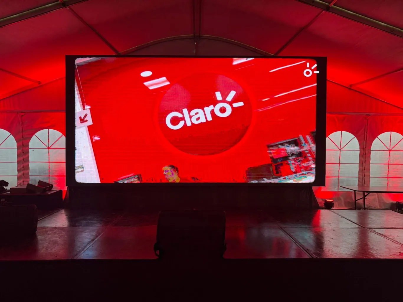 Pantalla LED gigante para un evento corporativo de Claro en carpa en Bogotá
