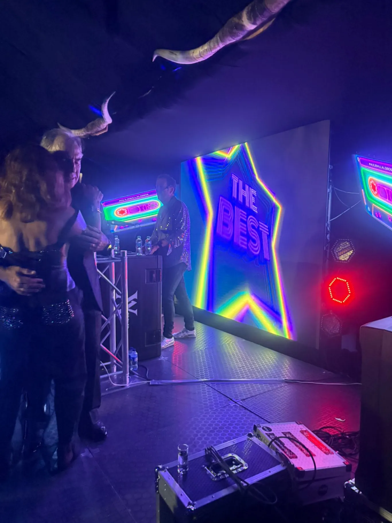 Pantalla LED y cabina de DJ en fiesta temática nocturna en Bogotá