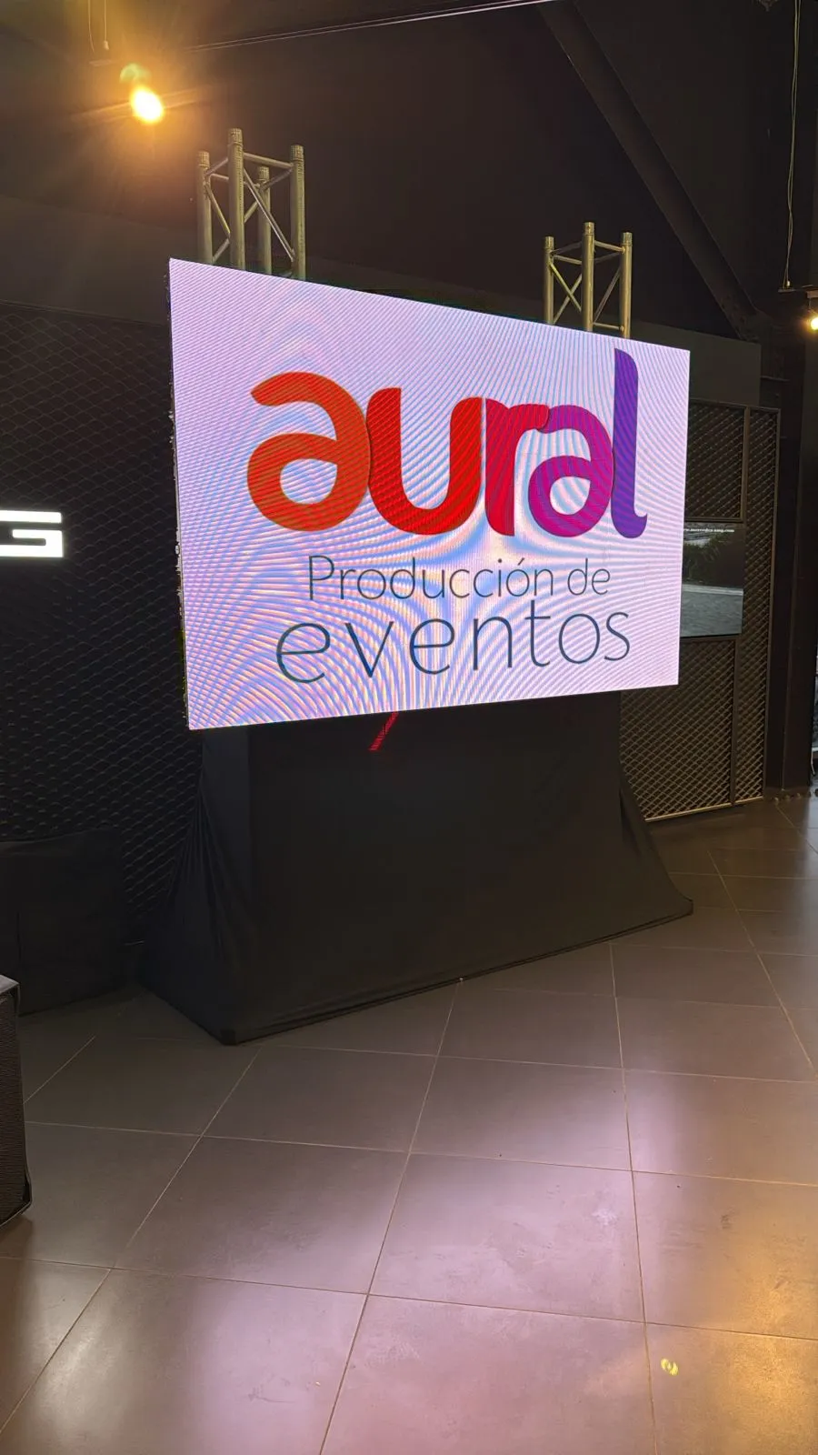 Pantalla LED con branding en un evento en restobar en Bogotá