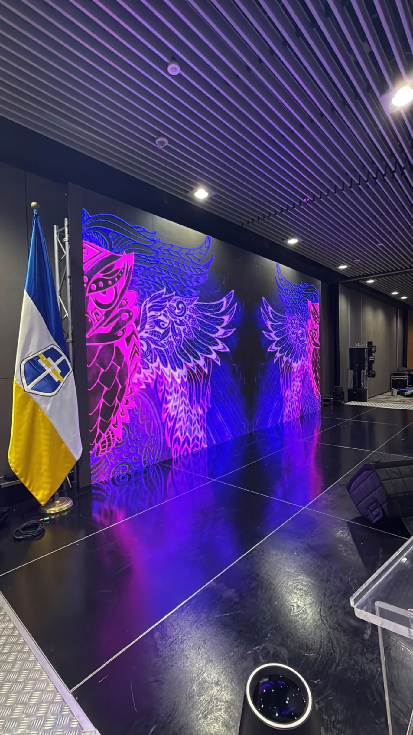 Pantalla LED con contenido visual e iluminación de ambiente para evento corporativo en Bogotá