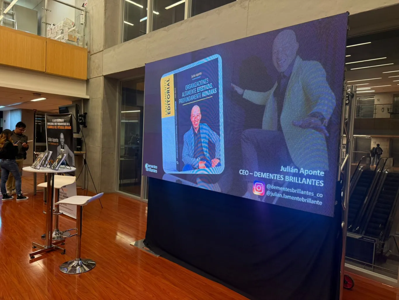 Pantalla LED para el lanzamiento editorial de Dementes Brillantes en Bogotá