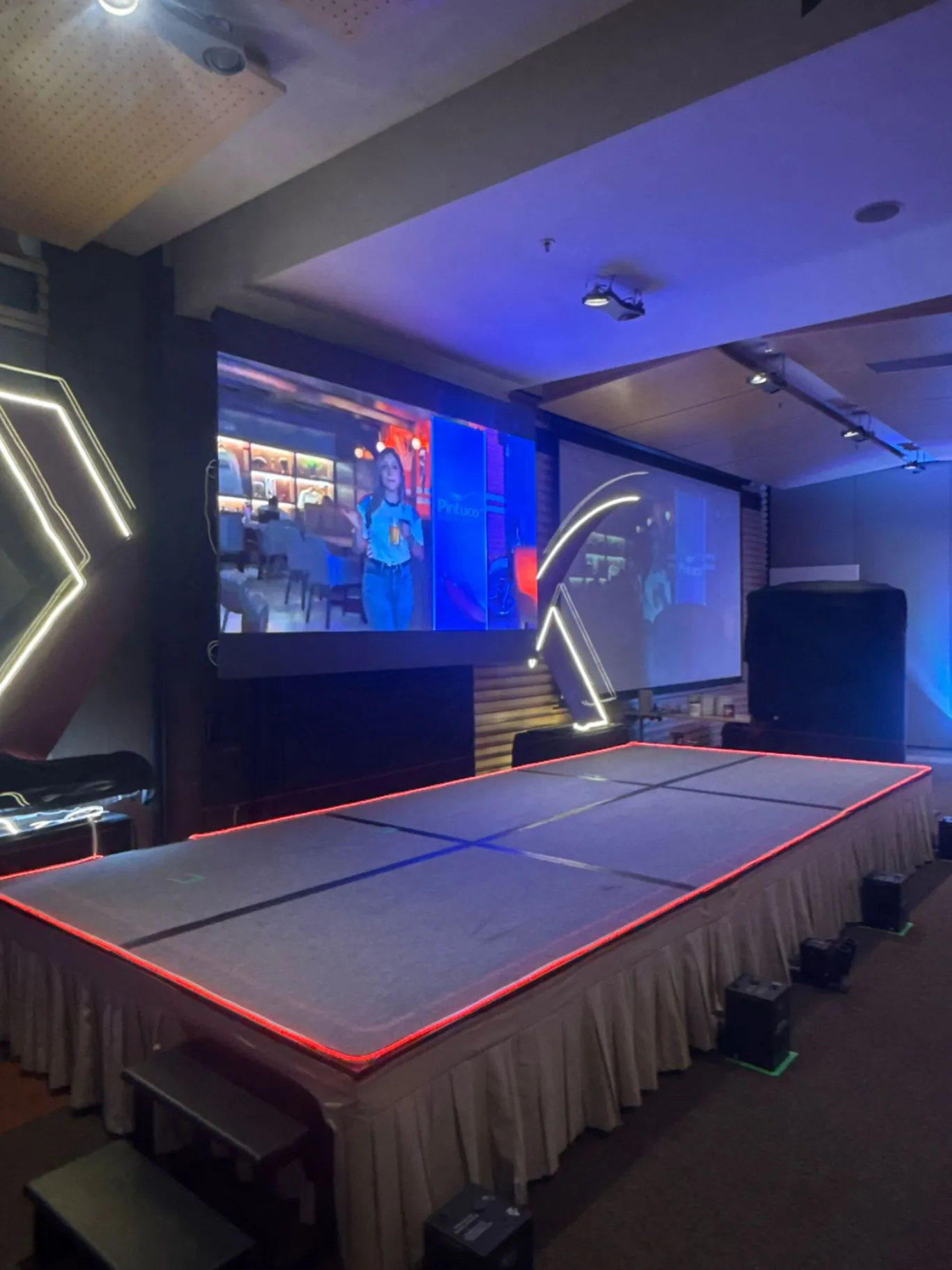 Pantalla LED y pasarela con borde iluminado para evento corporativo de Pintuco en Bogotá