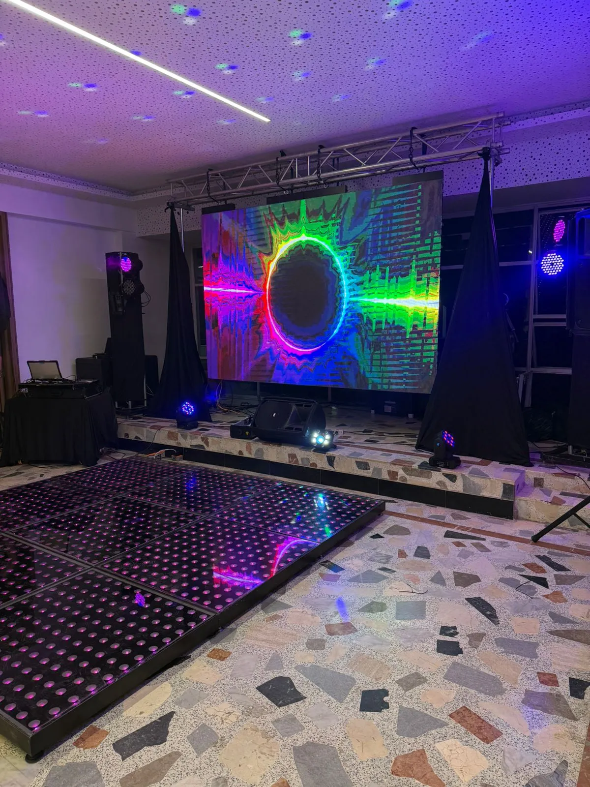 Pantalla LED y pista de baile LED iluminada para un evento en Bogotá