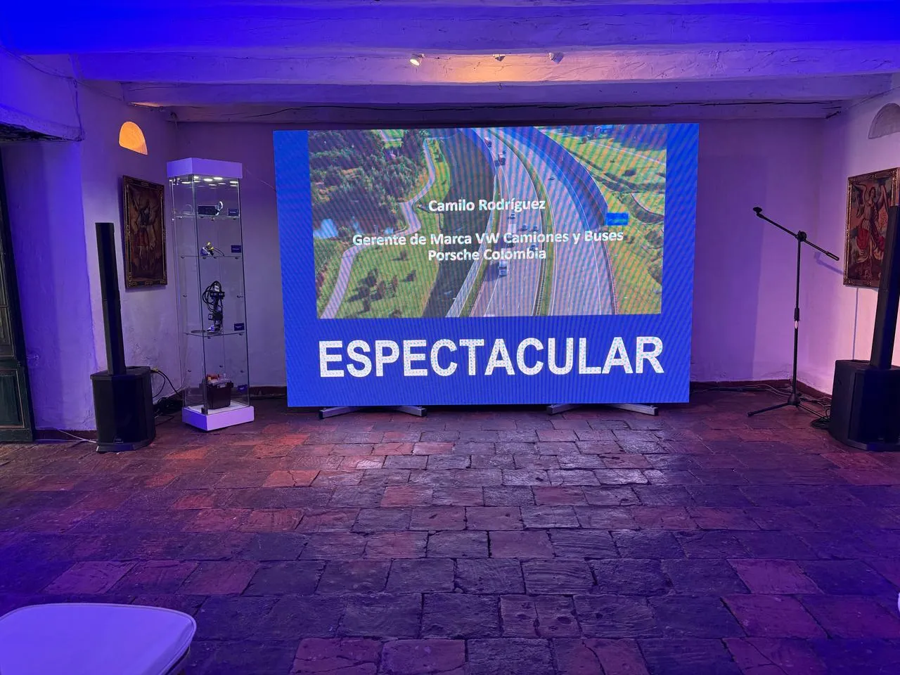 Pantalla LED con presentación de marca para un evento corporativo en Bogotá