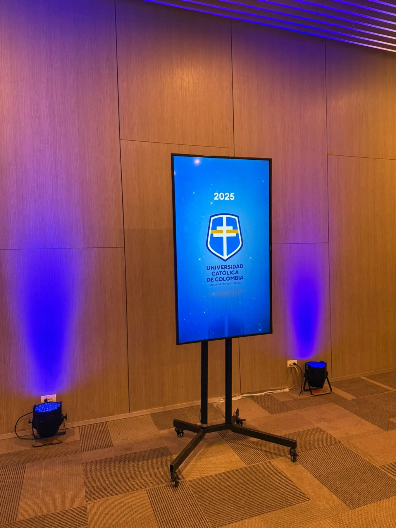 Pantalla vertical con iluminación de ambiente para evento corporativo de la Universidad Católica de Colombia en Bogotá