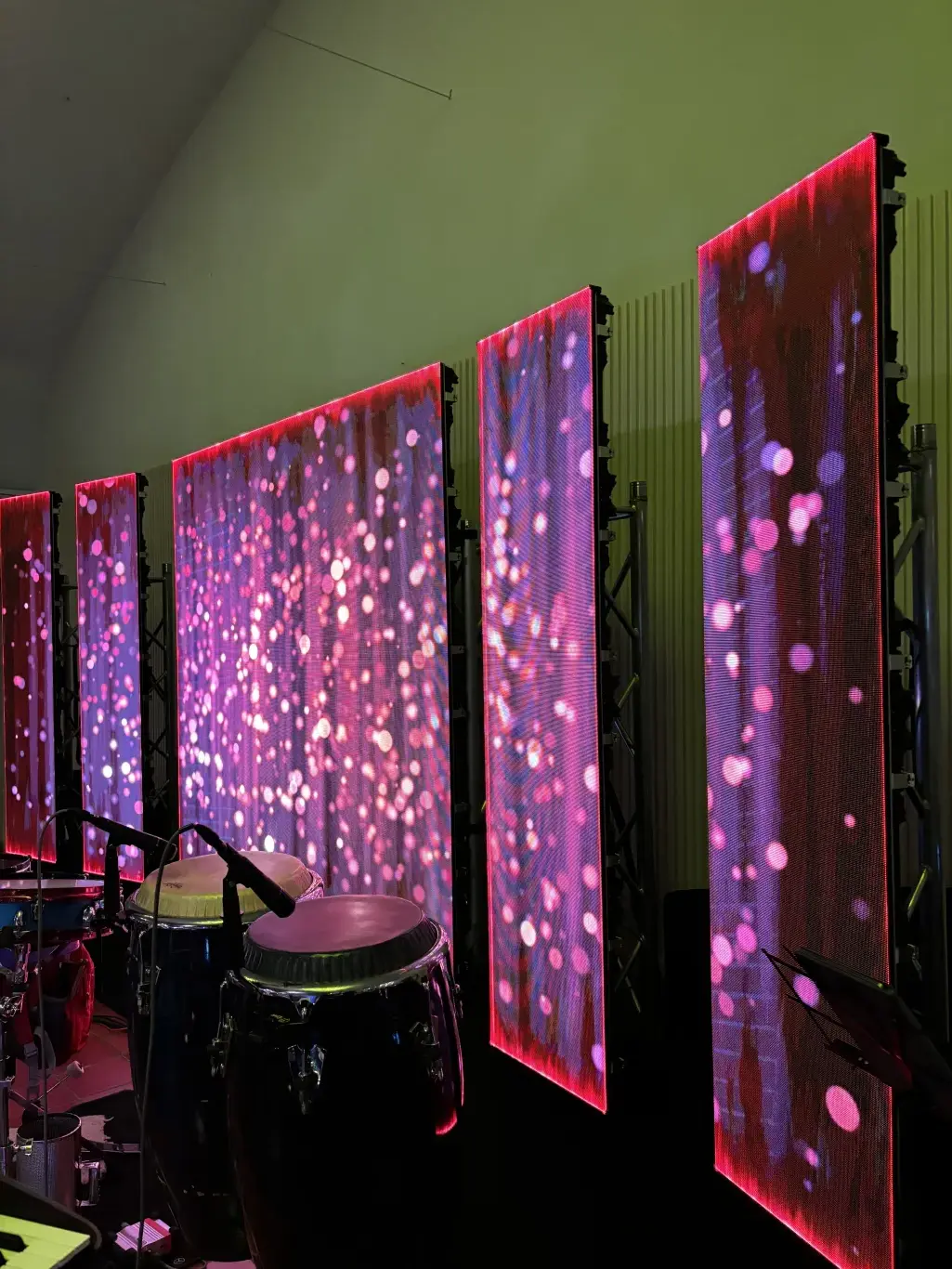 Pantallas LED verticales como backdrop de tarima para un evento en Bogotá