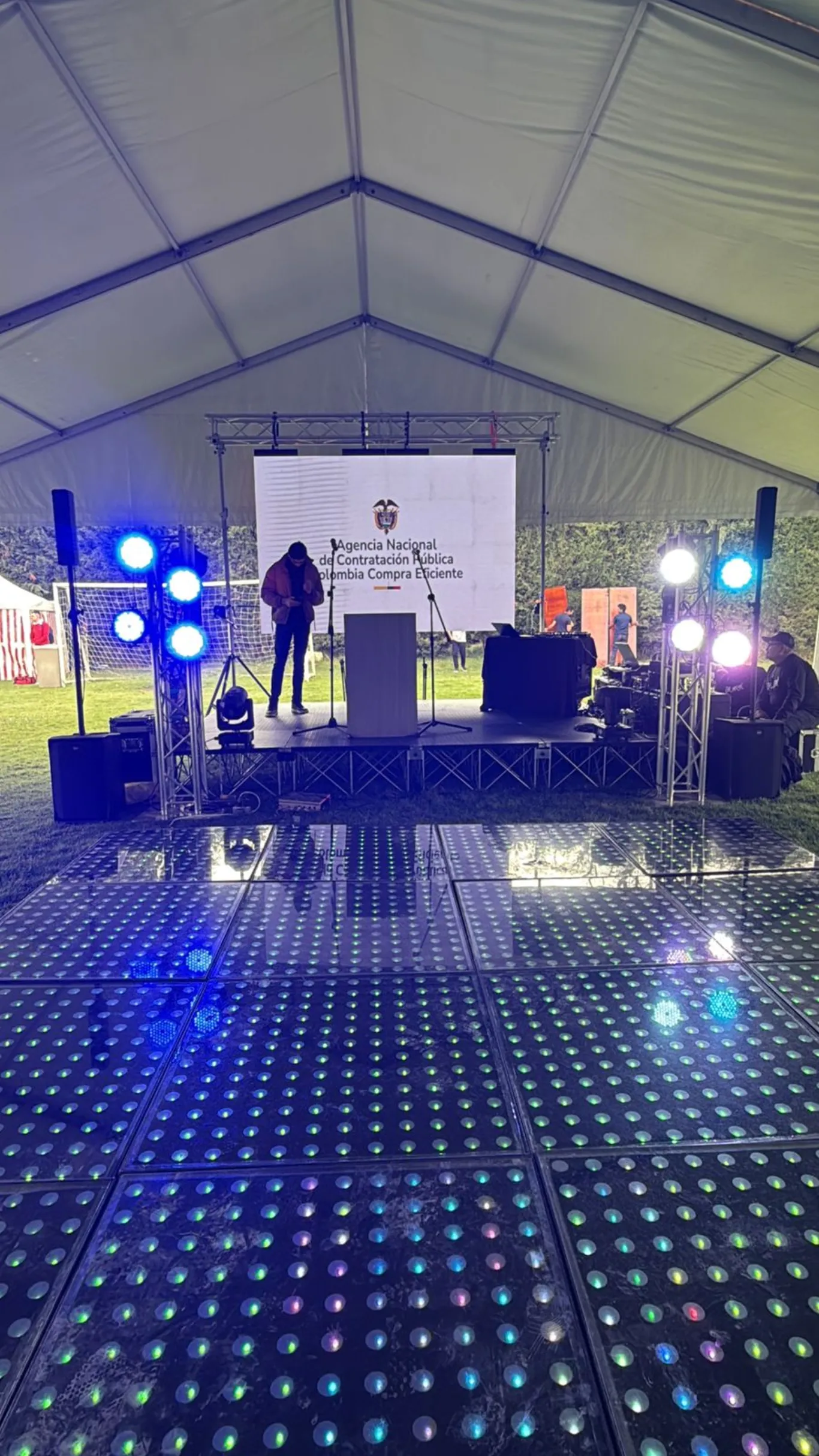 Pista LED, pantalla y torres de iluminación para evento corporativo en carpa en Bogotá