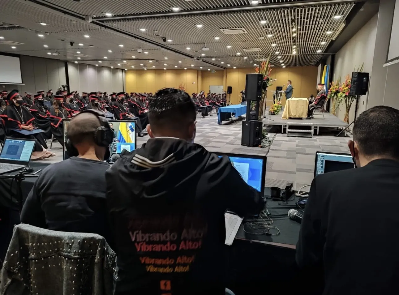 Producción audiovisual y transmisión de una ceremonia de grado universitario en Bogotá