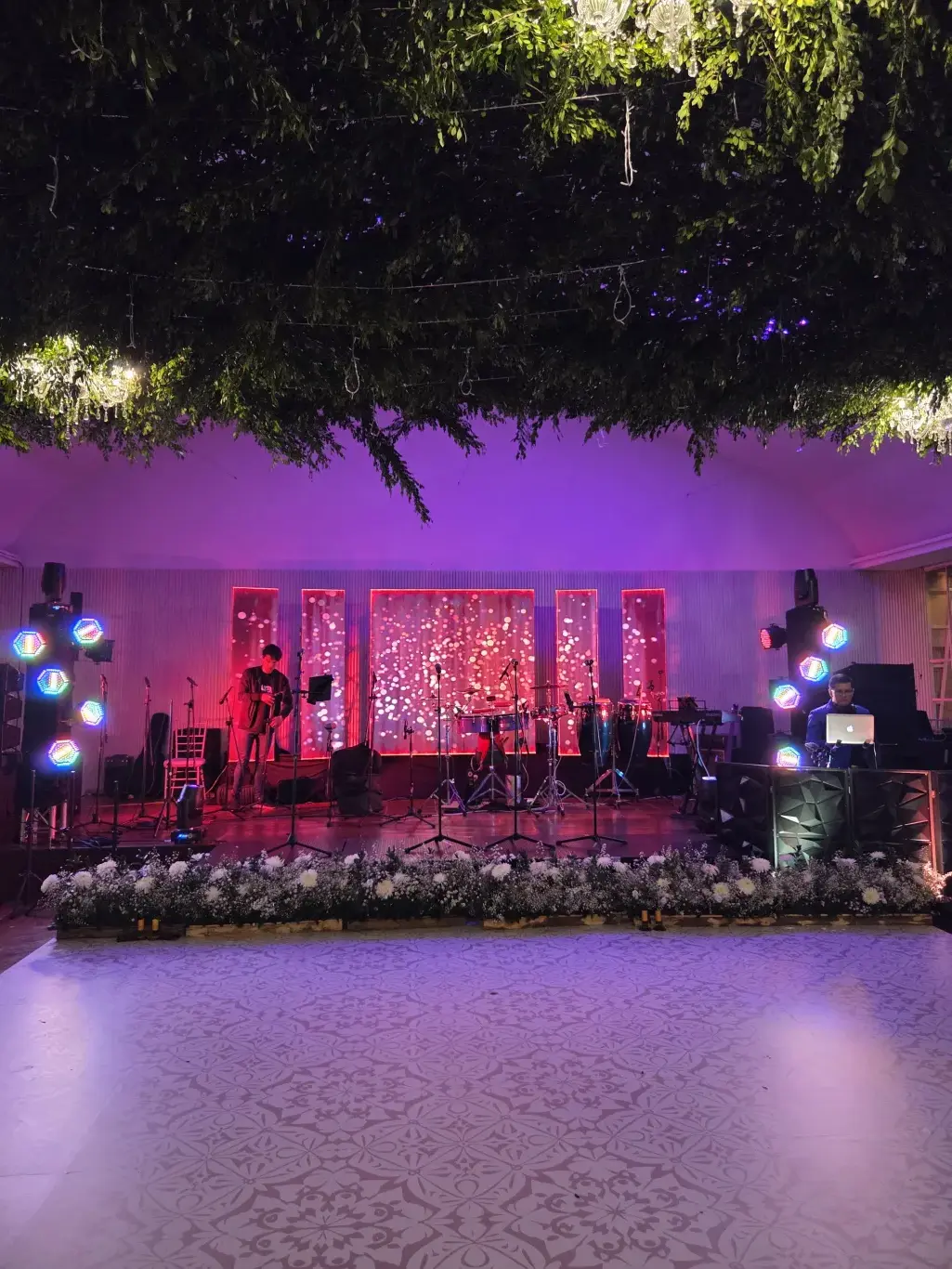Producción de boda con tarima, banda en vivo e iluminación en un salón de Bogotá