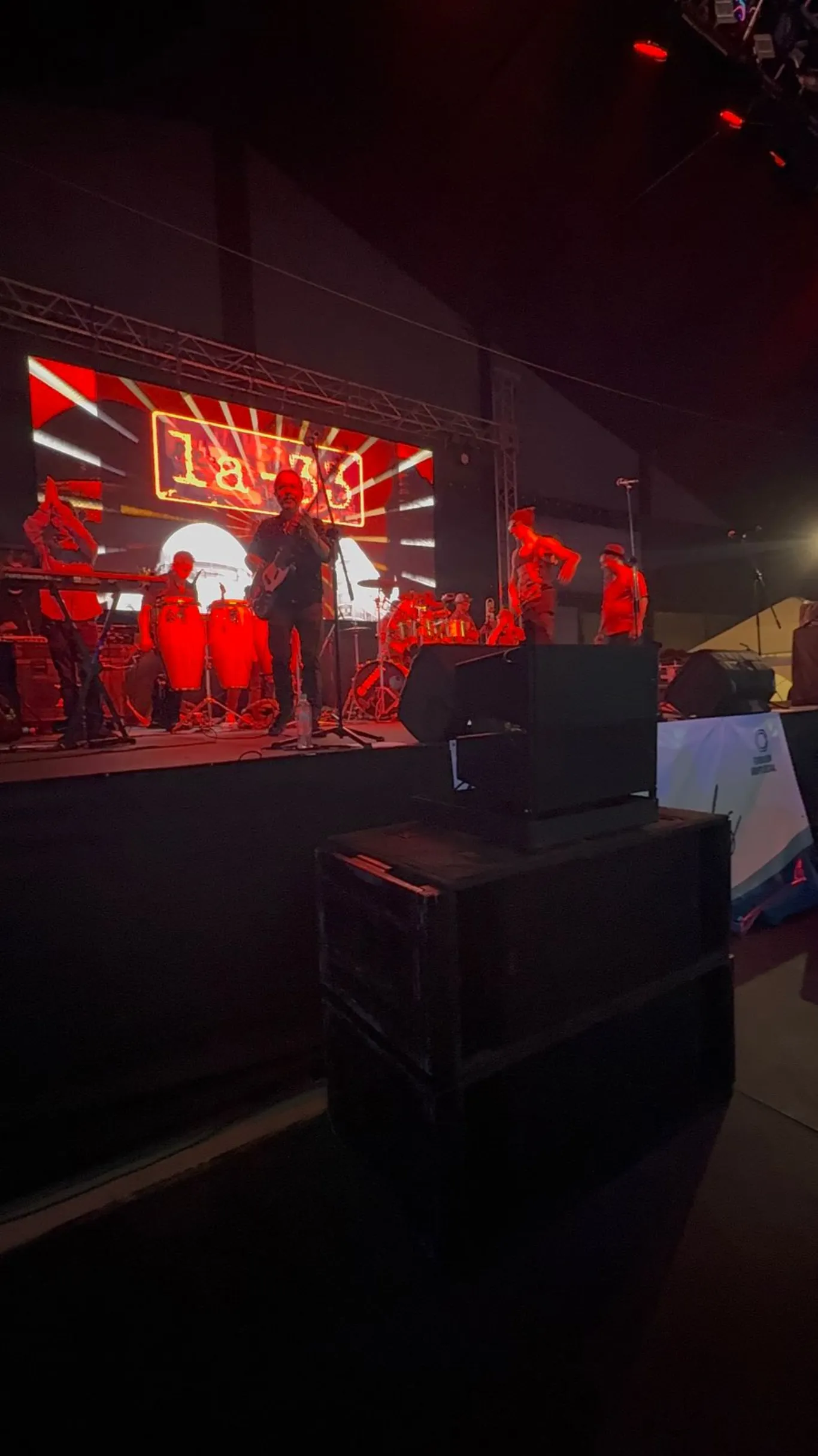 Producción de concierto con pantalla LED y sonido profesional para la orquesta La-33 en Bogotá