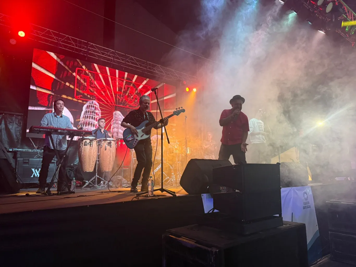 Producción de concierto con sonido profesional y pantalla LED para show en vivo en Bogotá