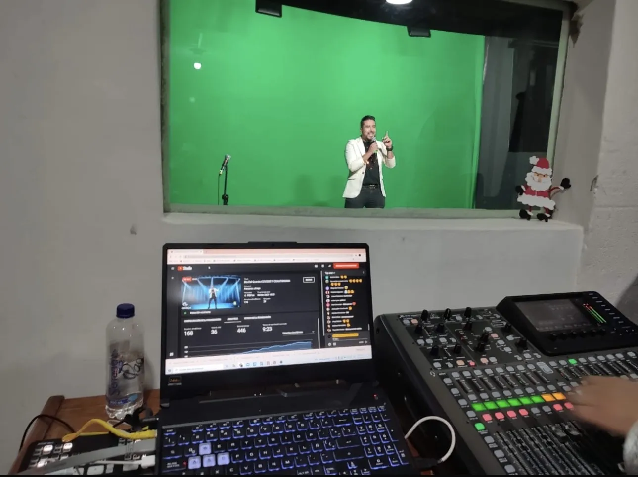 Producción de evento virtual con croma, consola de audio y transmisión en vivo en Bogotá